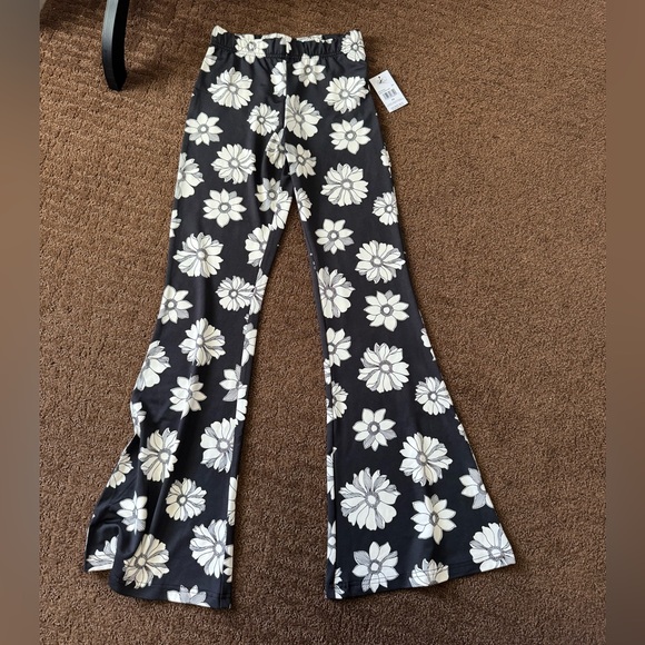Billabong Pants - NWT billabong flower print black and white flared leggings